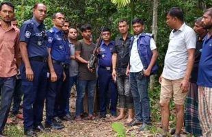 পিরোজপুরে মোবাইল ফোনে শটগানের ছবি দেখে বাড়িতে অভিযান, অস্ত্রসহ যুবক আটক