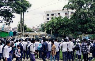 বরিশালে বাণিজ্য মেলার সেই গণশৌচাগার ভেঙে দিল শিক্ষার্থীরা