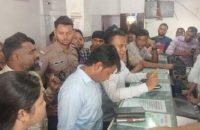 বরিশালে বাসে বাড়তি ভাড়া নেয়ায় জরিমানা, ম্যাজিস্ট্রেটের সামনেই বিআরটিএ কর্মকর্তার ‘হাঁড়ি ভাঙলেন’ ম্যানেজার