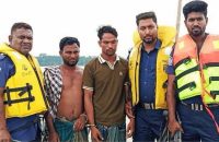 বরিশালে ইলিশা নদীতে বাল্কহেড থামিয়ে চাঁ’দা’বা’জির হাতেনাতে আটক ২