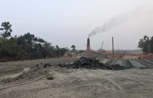 এক ইটভাটার কাছে হার মানছে শতাধিক পরিবারের স্বপ্ন