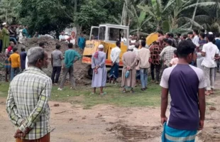 বেড়িবাঁধকে কেন্দ্র করে দুই গ্রামের সংঘর্ষ, আহত ২০