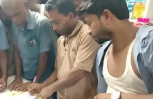 বরিশালে ‘চাঁদা দাবির’ অভিযোগে বিএনপির দুই নেতাকে গণপিটুনি