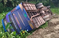 বরিশালের গৌরনদীতে বাস খাদে পড়ে আহত ১০