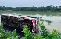 পটুয়াখালীতে নিয়ন্ত্রণ হারিয়ে বাস খাদে, আহত ২০