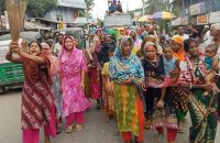 বরিশালে খাবার রেস্টুরেন্টে হামলা, ছাত্রদল নেতাদের বিরুদ্ধে নারীদের ঝাড়ু মিছিল