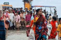 বরগুনায় জোয়ারের পানিতে তলিয়ে গেছে গ্যাংওয়ে, পারাপারে চরম ভোগান্তি