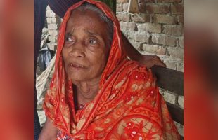 বরগুনা জমি লিখে না দেওয়ায় মাকে বাড়ি থেকে বের করে দিল ছেলে