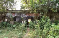 প্রজাদের পেটানো হতো জুতা দিয়ে, পিরোজপুরের ২০০ বছরের পুরোনো কুঠিবাড়ি ধ্বংসের মুখে
