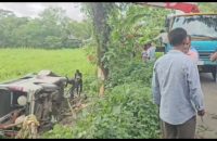 ঝালকাঠিতে রোগীবাহী অ্যাম্বুলেন্স নিয়ন্ত্রণ হারিয়ে গাছে ধাক্কা লেগে খাদে