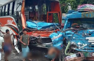 বরিশালে বাস-ট্রাকের মুখোমুখি সংঘর্ষ, আহত ৭