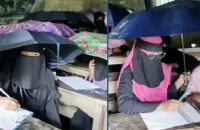 পটুয়াখালীতে বৃষ্টির মধ্যেই ছাতা মাথায় পরীক্ষা দিলেন শিক্ষার্থীরা