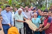 বানারীপাড়ায় সন্ধ্যা নদীর ভাঙনকবলিত এলাকা পরিদর্শনে এমপি সান্টু: ক্ষতিগ্রস্থদের মাঝে চাল বিতরণ