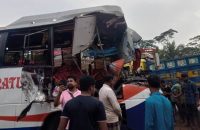 বরিশালে ত্রিমুখী সংঘর্ষে রিকশা চালক নিহত, আহত-১০