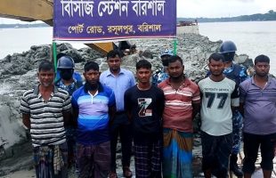 কীর্তনখোলায় কোস্ট গার্ডের অভিযানে ৬ মাটিখেকো আটক