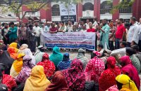 বকেয়ার দাবিতে বরিশালে অলিম্পিক সিমেন্টের শ্রমিকদের ডিসি কার্যালয়ে অবস্থান, স্মারকলিপি