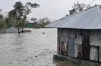 স্লুইসগেট অকেজো, টানা বর্ষণে পানির নিচে মনপুরা