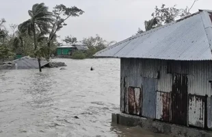 স্লুইসগেট অকেজো, টানা বর্ষণে পানির নিচে মনপুরা