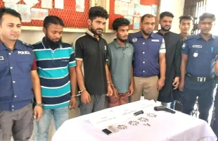 পিরোজপুরে বিদেশি পিস্তল ও গুলিসহ ৩ অস্ত্র ব্যবসায়ী গ্রেপ্তার