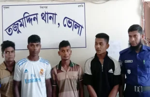 চাঁদা না পেয়ে নারী-পুরুষকে হেনস্থা, ৪ চিহ্নিত সন্ত্রাসী গ্রেপ্তার