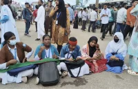 বরিশালে মহাসড়ক অবরোধ করে শিক্ষার্থীদের বিক্ষোভ