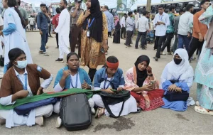 বরিশালে মহাসড়ক অবরোধ করে শিক্ষার্থীদের বিক্ষোভ