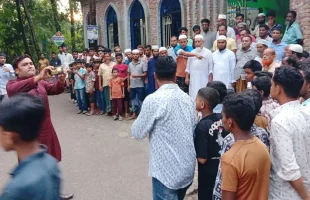 মসজিদের দরজা ভেঙে ইমামকে মারধর করল নিষিদ্ধ ছাত্রলীগের ৩ নেতাকর্মী
