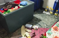 শিশুর গলায় ধারালো অস্ত্র ঠেকিয়ে ডাকাতি!