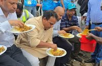 পটুয়াখালীতে জেলেদের সঙ্গে ট্রলারে দুপুরের খাবার খেলেন নৌপরিবহন প্রতিমন্ত্রী