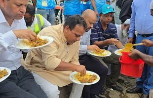 পটুয়াখালীতে জেলেদের সঙ্গে ট্রলারে দুপুরের খাবার খেলেন নৌপরিবহন প্রতিমন্ত্রী