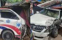 বরিশালে অ্যাম্বুলেন্স-প্রাইভেটকার সংঘর্ষ, আহত ৪