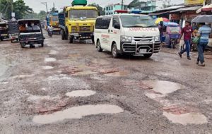 বরিশালে টানা বর্ষণে বিপর্যস্ত বরিশাল-ঢাকা মহাসড়ক