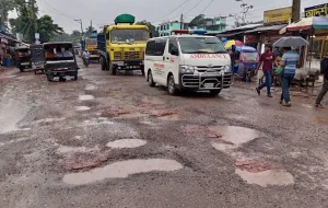 ইট-বালুর জোড়াতালিতে বরিশালের ৩১০০ কিলোমিটার সড়ক, বাড়ছে দুর্ঘটনার শঙ্কা