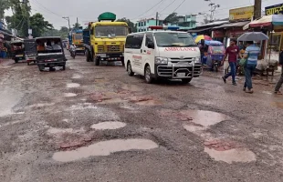 ইট-বালুর জোড়াতালিতে বরিশালের ৩১০০ কিলোমিটার সড়ক, বাড়ছে দুর্ঘটনার শঙ্কা