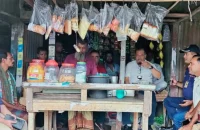 টং দোকানে আড্ডা দিলেন তথ্যমন্ত্রী