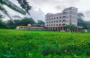 বাউফলে জলাবদ্ধতায় ডুবেছে রাজাপুর মাধ্যমিক বিদ্যালয়ের খেলার মাঠ