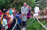 লাল ফিতা কেটে বাঁশের সাঁকো উদ্বোধন!, উদ্বোধক শীর্ষস্থানীয় বিএনপি নেতাকে নিয়ে উপহাস