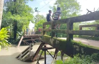 রাজাপুরে জাহাজের ধাক্কায় ব্রিজ ভেঙে খালে, ৩ উপজেলার মানুষ বিপাকে