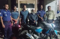 বরিশাল পুলিশের গোপালগঞ্জে অভিযান, ২টি চোরাই মোটরসাইকেলসহ ২ যুবক আটক