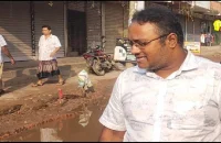 ভাঙা সড়কে মানববন্ধন করায় শিক্ষার্থী ও জনগণকে শাসালেন প্রকৌশলী