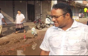 ভাঙা সড়কে মানববন্ধন করায় শিক্ষার্থী ও জনগণকে শাসালেন প্রকৌশলী