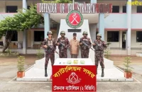 নাফ নদীতে ৩ কেজি আইসসহ মিয়ানমার নাগরিক আটক