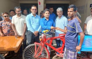 উজিরপুরে অসহায় মানুষের পাশে দাড়িয়ে অনন্য দৃষ্টান্ত স্থাপন করে প্রশংসায় ভাসছেন মানবিক ইউএনও আলী সুজা