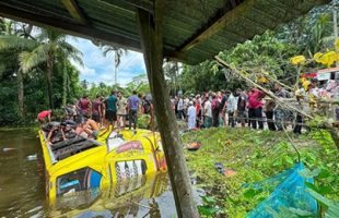 বরিশালে নিয়ন্ত্রণ হারিয়ে পুকুরে যাত্রীবাহী বাস, অলৌকিকভাবে বাঁচলেন যাত্রীরা