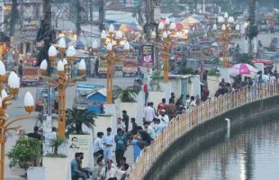 পদ্মফুল আকৃতির দৃষ্টিনন্দন ‘লোটাস লাইটে’ সৌন্দর্য বেড়েছে বরিশাল নগরীর চৌমাথা লেকের