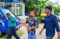 বরিশালে গোপন বৈঠকে পুলিশের হানা, আটক ১২