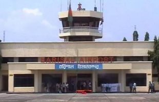 আধুনিক রূপ পেলেও সেবার মান বাড়েনি বরিশাল বিমানবন্দরে, যাত্রীদের ভোগান্তি