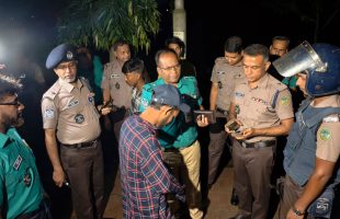 পার্কে মাদকের আসর ঠেকাতে আকস্মিক অভিযানে পুলিশ
