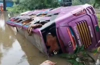 নিয়ন্ত্রণ হারিয়ে পুকুরে পর্যটকবাসী বাস, আহত ১৫