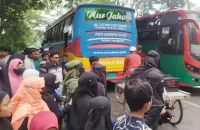 বরিশালে বাসের ধাক্কায় শিক্ষিকা নিহত, সড়ক অবরোধ করে শিক্ষার্থীদের বিক্ষোভ